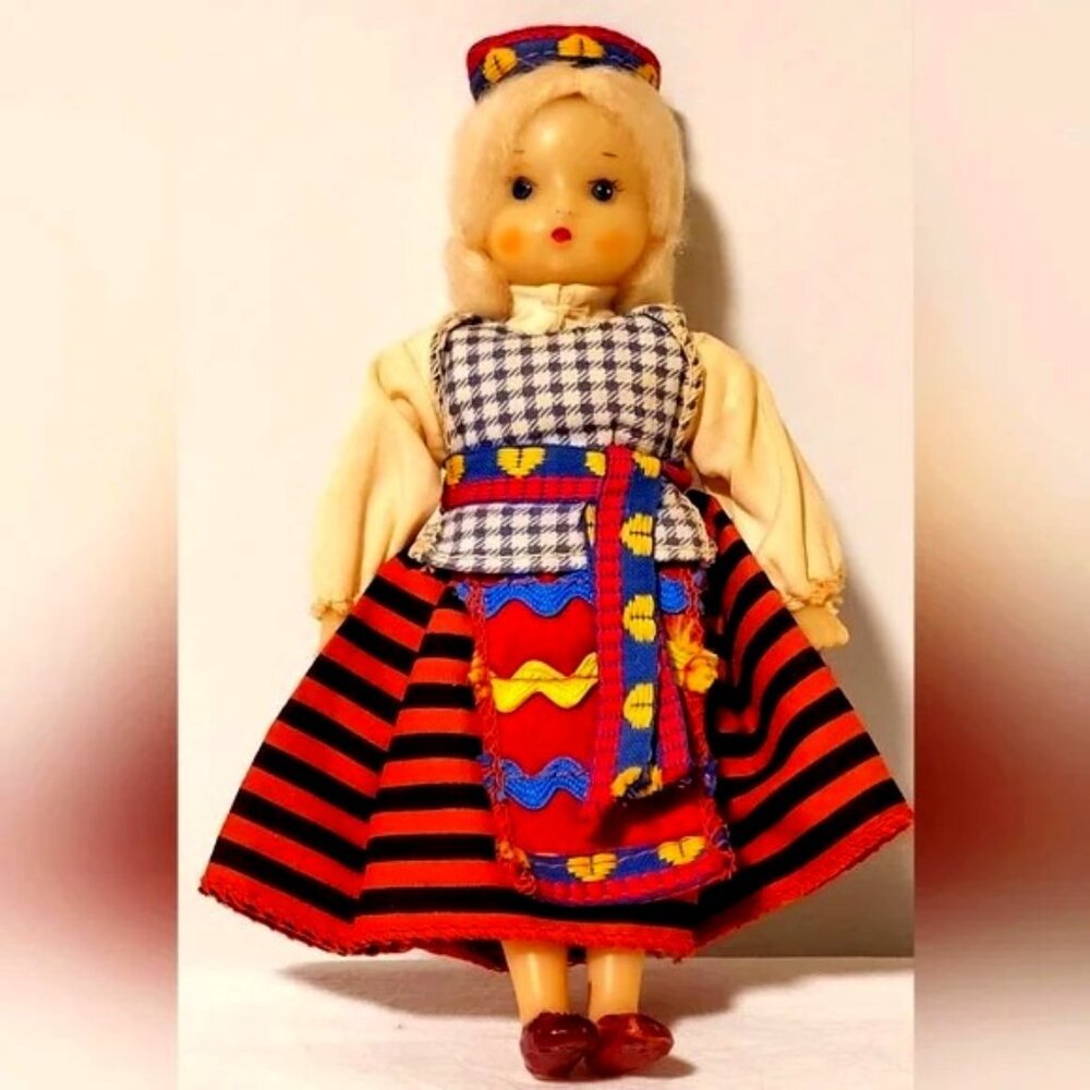 Vintage USSR Soviet miniature plastic Doll, Folk Costume traditionnel Antique